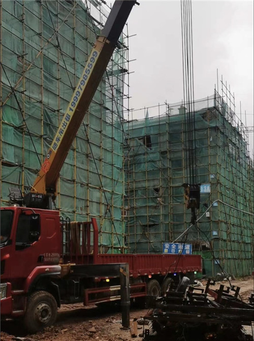 聂荣县“慢工细活”—— 吊车的 “微动控制” 技术